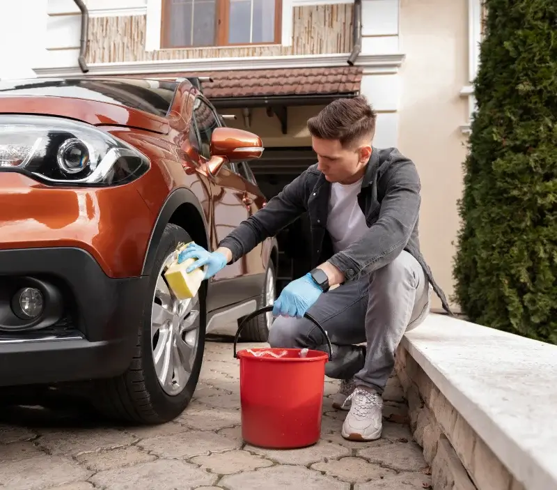 Lavage auto à domicile Fleuriel : professionnel intervenant sur un véhicule